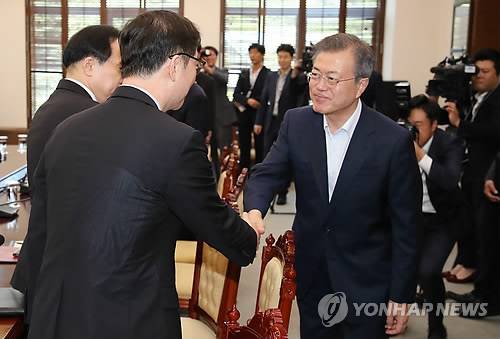 대북특사단과 인사나누는 문 대통령 (서울=연합뉴스) 황광모 기자 = 문재인 대통령이 4일 오후 청와대 여민관에서 열린 외교·안보 장관회의에서 대북특사로 파견되는 천해성 통일부 차관, 김상균 국정원 2차장 등과 인사를 나누고 있다.      이날 회의에는 정의용 국가안보실장을 비롯한 대북특사단과 외교·국방·통일부 장관과 청와대 국가안보실 관계자들이 참석했다.    hkmpooh@yna.co.kr  (끝)