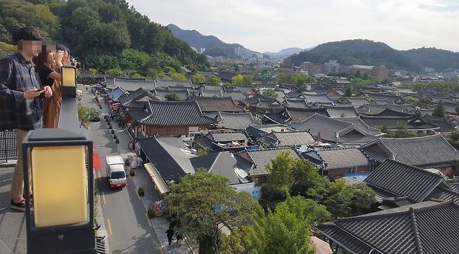 전주 한옥마을 야산인 오목대에서 관람객들이 한옥마을 전경을 바라보고 있다. 전주시 제공