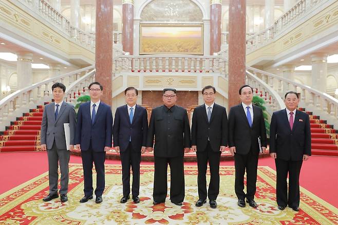 김정은 북한 국무위원장이 5일 수석대표인 정의용 청와대 국가안보실장(왼쪽 셋째)를 비롯한 대북 특별사절단과 함께 기념사진을 찍고 있다. 청와대 제공