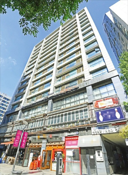 관리비를 놓고 입주민과 관리회사 간 갈등이 불거진 서울 강남역의 한 오피스텔. /강은구 기자 egkang@hankyung.com