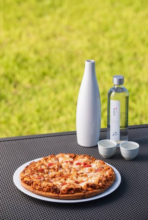 그랜드 앰배서더 서울 풀만의 '레드 치즈 풀문' 피자와 문배주[그랜드 앰배서더 서울 풀만 제공]