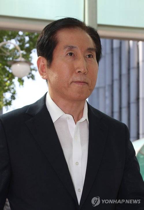 경찰 출석하는 조현오 전 경찰청장 (서울=연합뉴스) 정하종 기자 = 이명박 정부 시절 경찰의 댓글 공작을 지휘한 혐의를 받는 조현오 전 경찰청장이 5일 오전 서울 서대문구 경찰청으로 직권남용 권리행사방해 피의자로 출석하고 있다.     chc@yna.co.kr  (끝)