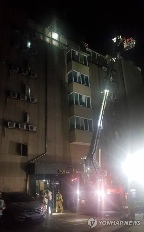 옥상 대피한 투숙객 구조 작업