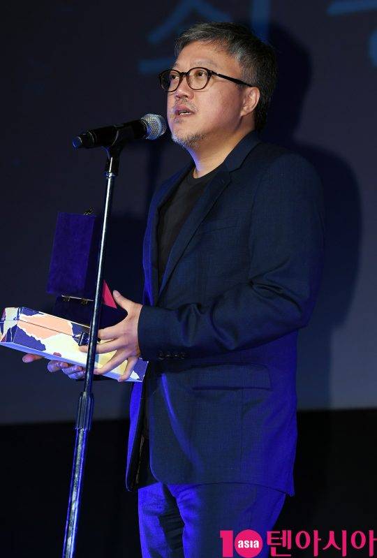 최동훈&nbsp;감독이&nbsp;6일 오후 서울 종로구 관수동 서울극장에서 열린&nbsp;2018 레지스탕스 필름 어워즈 행사에 참석하고 있다.