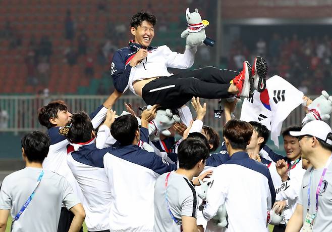 금메달을 따고 행복해하는 대한민국 대표선수들(이미지=이데일리)