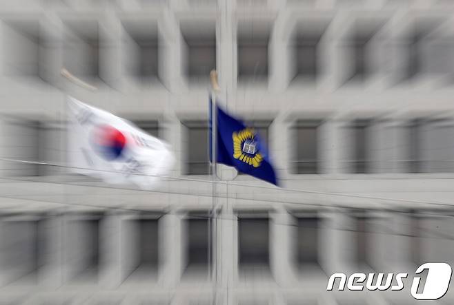 6일 오후 서울 서초구 대법원 청사에 설치된 대법원 깃발이 바람에 나부끼고 있다. 서울중앙지검 사법농단 수사팀은 이날 오전부터 대법원 예산담당관실, 재무담당관실 등을 압수수색하고 있다고 밝혔다. 검찰은 지난 2015년 대법원이 각급 공보관실 운영비를 처음 책정해 3억5000만원을 확보, 이를 상고법원 등 추진과정에서 고위 법관들에 대한 격려금 또는 대외 활동비 등으로 사용한 정황을 포착해 수사 중이다. 2018.9.6/뉴스1 © News1 이재명 기자