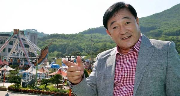 임채무가 자신이 운영하는 경기 양주의 놀이동산 두리랜드에 서 있는 모습./조선DB