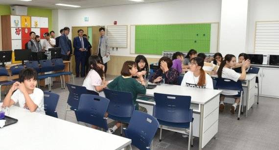 이화영 경기도 평화부지사 체인지업캠퍼스 파주캠프 교실 방문. 사진제공=경기북부청