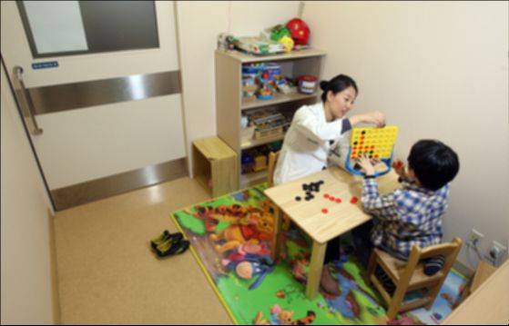 부모의 잘못으로 아이가 얼마나 상처받고 있는지 인식하게 하는 것이 필요하다. 병원이나 심리상담센터를 찾아가 자녀의 건강상태를 확인해보자. [중앙포토]