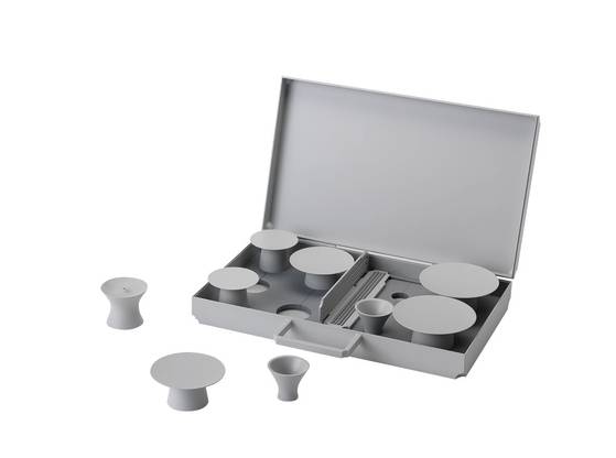 이건민 산업디자이너가 제작한 ‘이동형 제기 세트’. 가방 안 제기들이 뒹굴며 내는 소음을 방지하기 위해 퍼즐처럼 그릇을 잡아주는 케이스를 고안했다.