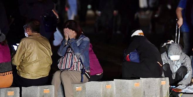 일본 시민들이 6일 새벽 사포로 지역에서 강진 발생 뒤 건물 밖으로 대피해 있다. [교토=연합뉴스]