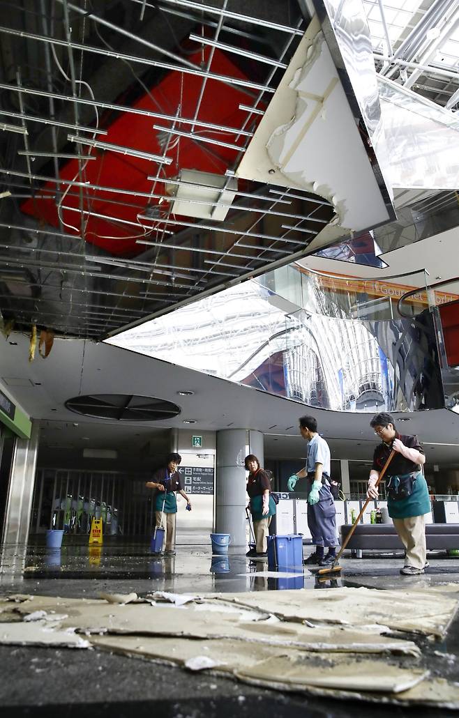 6일 홋카이도 지역 강진으로 신치토세 공항 천장이 무너져 내렸다. 직원들이 잔해물을 청소하고 있다. [교토=연합뉴스]