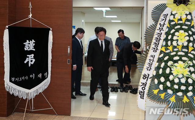 【수원=뉴시스】박다예 기자 = 이재명 경기도지사는 5일 오후 경기 화성시 한림대학교 동탄성심병원 장례식장에서 삼성전자 기흥사업장 이산화탄소 누출 사고로 숨진 희생자를 조문한 뒤 자리를 떠나고 있다. 2018.09.05 (사진 = 경기도 제공)  photo@newsis.com