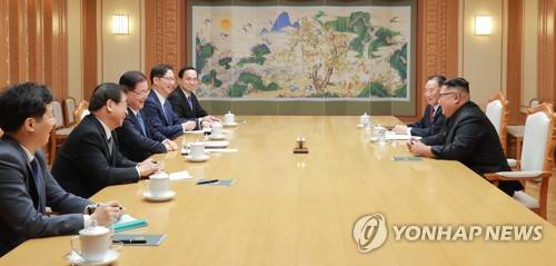대북특사단 김정은 만남, 남북의 여유있는 미소 (서울=연합뉴스) 문재인 대통령의 특별 사절단이 5일 북한 평양에서 김정은 북한 국무위원장을 만나 환담하다 미소짓고 있다. 5인의 대북 특사단은 평양에 11시간 40분을 체류하며 남북정상회담 일정·남북관계 진전·비핵화 방안 협의를 마치고 오후 서울공항을 통해 귀환했다. (왼쪽 앞쪽부터) 윤건영 청와대 국정상황실장, 서훈 국정원장, 정의용 국가안보실장, 천해성 통일부 차관, 김상균 국정원2차장, (오른쪽 앞부터) 북한 김정은 국무위원장, 김영철 노동당 중앙위 부위원장 겸 통일전선부장. 2018.9.6 [청와대 제공]      hkmpooh@yna.co.kr  (끝)