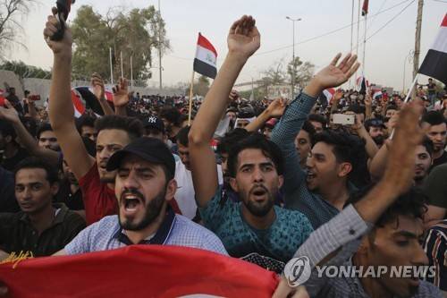 이라크 남부 바스라에서 벌어진 민생고 시위 [AP=연합뉴스 자료사진]