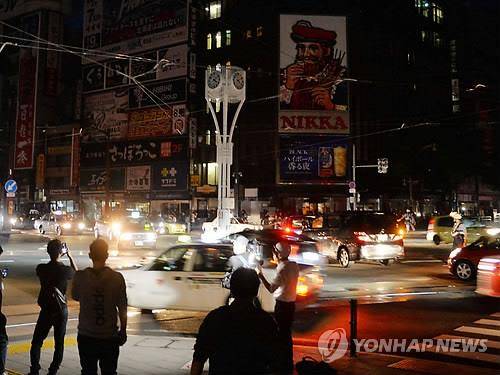 日 홋카이도 강진으로 1명사망·30여명 실종…100명이상 부상 (삿포로<일본> EPA/지지통신=연합뉴스)  6일 새벽 3시 8분께 일본 북단 홋카이도(北海道) 남부에서 규모 6.7의 강진이 발생한 가운데, 삿보로에서  정전으로 신호등이 꺼진 상황에서 차들이 뒤엉켜 있다.       무카와초에서 1명이 사망했고 마비초에서 32명의 안부가 확인되지 않고 있다. 삿포로(札晃), 도마코마이시 등에서 100명 이상이 중경상을 입었다. 295만 가구에서 정전이 광범위하게 발생했으며,철도·항공이 올스톱하고 학교들도 휴교에 들어갔다.       bulls@yna.co.kr  (끝)