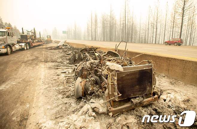 산불로 전소된 트럭 © AFP=뉴스1