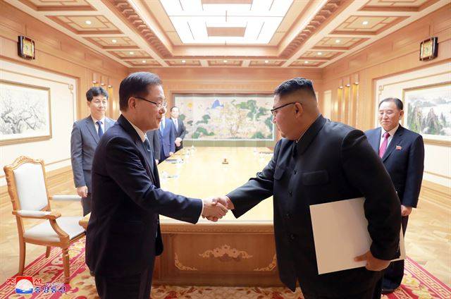문재인 대통령의 대북 특별사절단장 자격으로 5일 방북한 정의용 청와대 국가안보실장이 평양 노동당 중앙위원회 본부 청사에서 김정은 북한 국무위원장에게 문 대통령의 친서를 전달한 뒤 악수하고 있다. 평양=조선중앙통신 연합뉴스