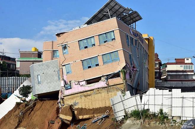지반이 무너지면서 기울어진 상도유치원 건물 (사진=윤창원 기자)