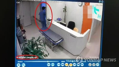수술실에 들어가는 의료기기 판매원 (부산=연합뉴스) 의료기기 영업사원에게 대리수술을 시키고 환자가 뇌사상태에 빠지자 진료기록 등을 조작한 전문의와 간호사 등이 검거됐다. 부산 영도경찰서는 의료법 위반, 업무상과실치상 혐의로 정형외과 원장 A(46)씨와 의료기기 판매 영업사원 B(36)씨, 간호사 등 7명을 검찰에 기소의견으로 송치했다고 7일 밝혔다. [부산 경찰청 제공]