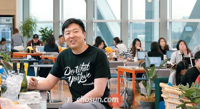 서울 종로타워 최상층(33층)에 있는 공유 오피스 ‘위워크(WeWork)’에 앉아 있는 매튜 샴파인(36) 대표. ‘Do What You Love(당신이사랑하는일을하라)’라 적힌 티셔츠를 입고 오프닝 파티에 나타났다. 그는 “한국의 스타트업과 크리에이터가 창조에만 집중할 수 있도록 멍석을 깔아주는 게 내가 가장 사랑하는 일”이라고 했다. / 박상훈 기자