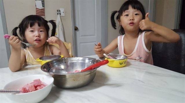 이광국씨의 두 딸 신비와 예령이 아빠와 함께 과일화채를 만들어 먹고 있다. 이광국씨 제공.