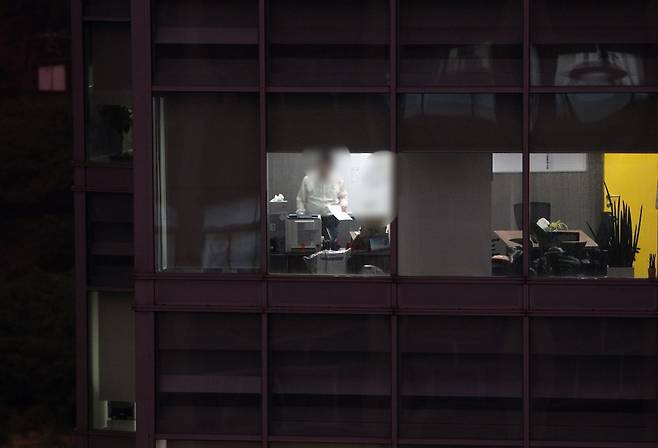 주 52시간 근무제가 시행되고 첫 근무일인 2일 밤 서울 광화문의 한 빌딩에서 직장인들이 야근을 하고 있다./사진=뉴스1
