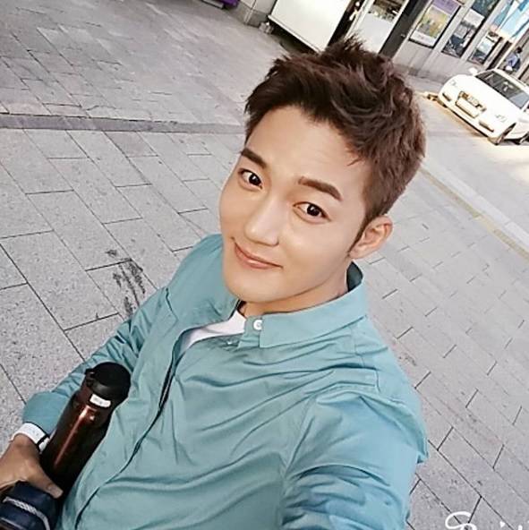 8일 품절남 대열에 합류한 배우 김진우의 SNS캡처.