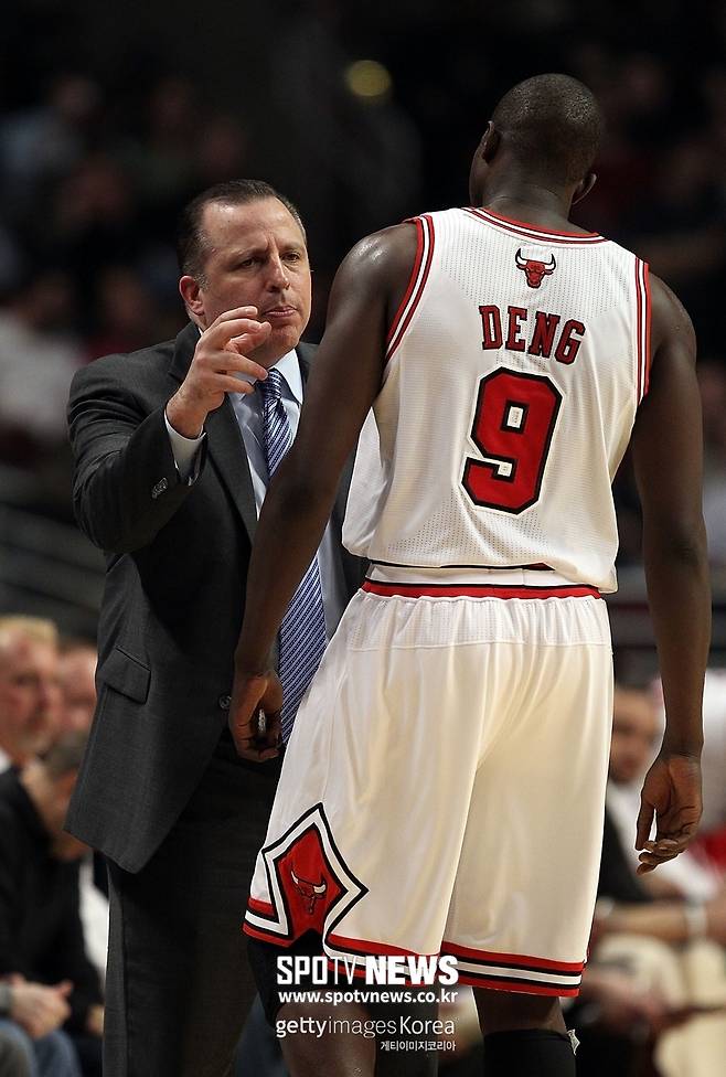 ▲ 시카고 불스 시절의 탐 티보도 감독과 루올 뎅(왼쪽부터).