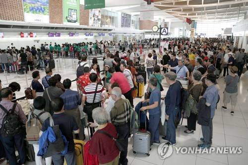 국제선 운항 재개에 붐비는 일본 신치토세공항 (삿포로 교도=연합뉴스) 일본 홋카이도(北海道) 강진으로 일시 폐쇄됐던 신치토세(新千歲)공항 국제선이 8일 다시 운영에 들어갔다. 사진은 귀국을 서두르는 외국인 관광객들이 몰려들어 혼잡한 이 공항 국제선 터미널. 2018.9.8