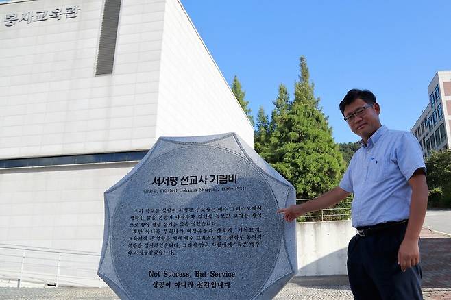 “목사직 세습은 성서의 정신에 완전히 위배된다.” 신약성서를 전공한 차정식 한일장신대 교수가 지난 5일 전북 완주의 한일장신대에서 <한겨레>와 인터뷰를 하면서 오직 ‘섬김’으로 일관한 서서평 선교사 기림비를 가리키고 있다. 완주/김종철 선임기자 phillkim@hani.co.kr