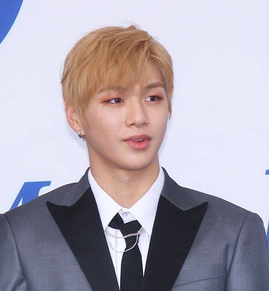 금발 머리를 하고 있는 워너원의 강다니엘.