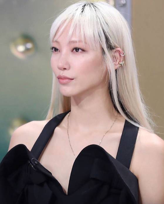 금발로 머리색을 바꾼 후 주목받았다는 패션모델 수주.