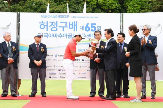 7일 경기도 성남 남서울 골프장에서 열린 허정구배 아마추어골프대회에서 정상에 오른 배용준(가운데). [사진 삼양인터내셔날]
