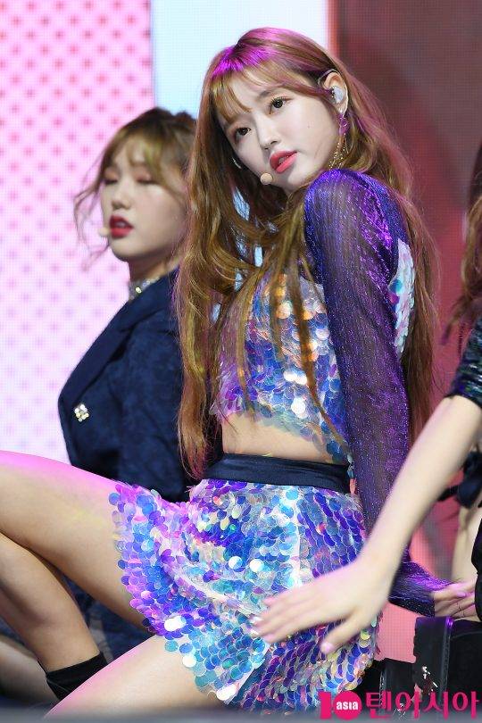 그룹 오마이걸 유아가 10일 오후 서울 광진구 예스24 라이브홀에서 열린 여섯 번째 미니음반 ‘리멤버 미(Remember me)’ 발매 기념 쇼케이스에서 멋진 무대를 펼치고 있다.