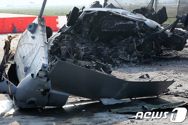포항 해병대 항공대 마린온(MUH-1)헬기 추락 사고 현장에 널부러진 파편들. © News1 최창호 기자