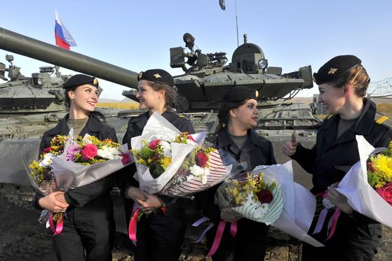 러시아 승무원들이 9일(현지시간) 승무원의 날 기념식에서 꽃다발을 받고 즐거워하고 있다. [타스=연합뉴스]  >