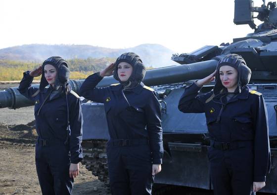 러시아 승무원들이 9일(현지시간) 승무원의 날 기념식에서 꽃다발을 받은 뒤 거수경례를 하고 있다. [타스=연합뉴스]