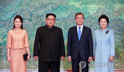 지난 4월 27일 열렸던 남북정상회담 모습. 왼쪽부터 리설주 여사, 김정은 북한 국무위원장, 문재인 대통령, 김정숙 여사 [평양 조선중앙통신 제공]