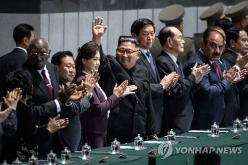 지난 9일 평양 5월1일 경기장에서 열린 집단체조 '빛나는 조국' 개막 공연에 참석한 김정은 북한 국무위원장(가운데)과 부인 리설주 여사(가운데 왼쪽) [AFP=연합뉴스]