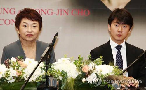 질문 듣는 정경화-조성진 (서울=연합뉴스) 이재희 기자 = 바이올리니스트 정경화(왼쪽)와 피아니스트 조성진이 10일 오전 서울 서초구 예술의전당 음악당에서 열린 정경화-조성진 듀오 콘서트 기자간담회에서 질문을 듣고 있다. 2018.9.10      scape@yna.co.kr