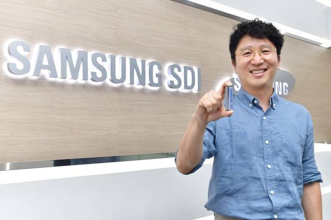 Jeong Sang-hun, principal engineer at the cylindrical cell development group at Samsung SDI, explains the 21700 platform at the company’s office in Cheonan, South Chungcheong Province. (Samsung SDI)