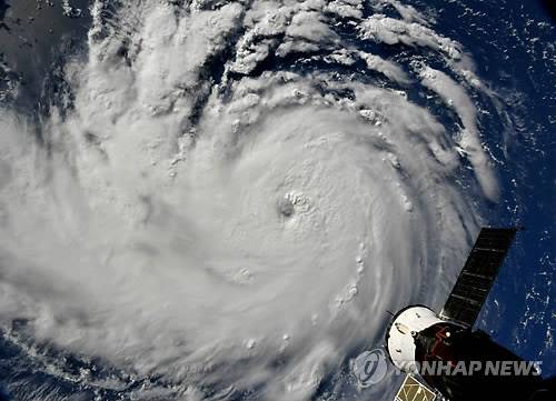 허리케인 '플로렌스' 美에 접근 중…동부해안 수만명에 대피령 (로스앤젤레스 로이터=연합뉴스) 10일(현지시간) 국제우주정거장(ISS)에서 촬영한 허리케인 '플로렌스'의 모습으로, 대서양에서 미국 동부 해안을 향해 이동하고 있다. 대서양에서 발생한 '플로렌스'가 카테고리 4등급의 메이저급으로 발달해 미 동부 해안을 향해 접근하면서 주민 수만 명이 대피 준비에 돌입했다.      lkm@yna.co.kr  (끝)