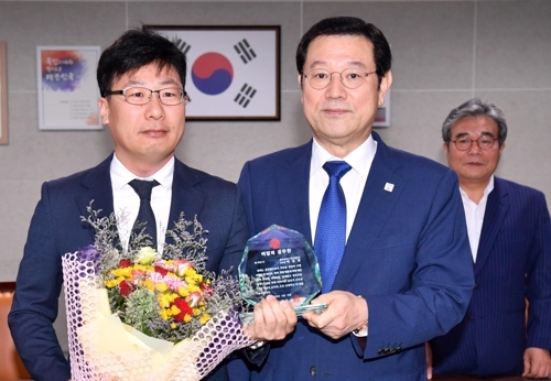 '이달의 공무원' 박강영 주무관(왼쪽).