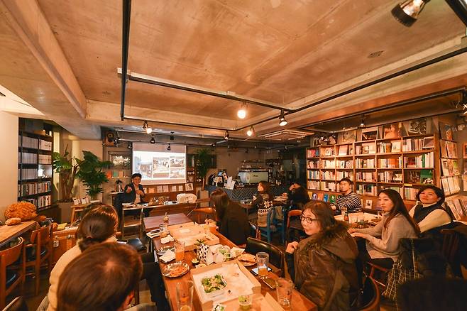 강연 플랫폼 ‘리뷰빙자리뷰’를 이용한 이들이 모여 얘기를 나누고 있다. 사진 백영선 제공