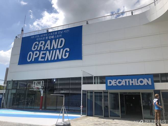 인천 송도 트리플스트리트에 위치한 데카트론 매장 모습. 오는 15일에 문을 연다./사진=양성희기자