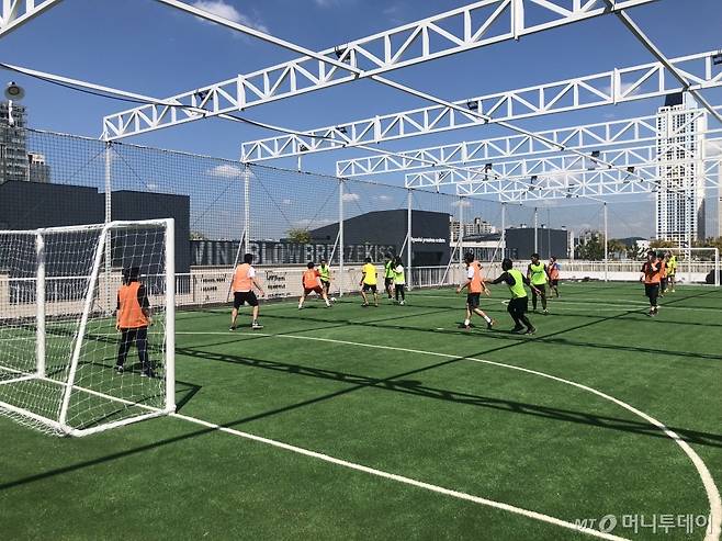 데카트론 매장 옥상에 마련된 풋살장 모습/사진=양성희 기자