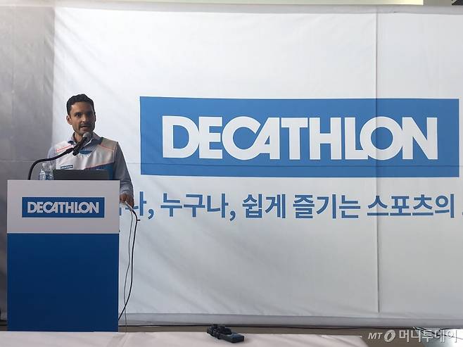 스테판 가이 데카트론코리아 대표가 12일 인천 송도 매장에서 기자간담회를 열어 한국 진출을 공식화했다./사진=양성희 기자