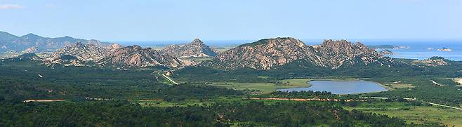 강원 고성의 최북단 관측소 717 OP(금강산 전망대)에서 바라본 북녘의 풍경. 온통 바위로 이뤄진 구선봉 아래로 선녀와 나무꾼의 전설이 깃든 호수 감호가 보인다. 감호 앞에는 붉은 깃발을 내건 인민군 초소가 있다. 구선봉 뒤쪽이 해금강이다.