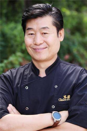 '현지에서도 먹힌' 이연복 셰프 (서울=연합뉴스) 진연수 기자 = 중화요리의 대가 이연복 셰프가 연합뉴스와의 인터뷰에 앞서 서울 서대문구 '목란' 앞에서 포즈를 취하고 있다. 2018.9.12